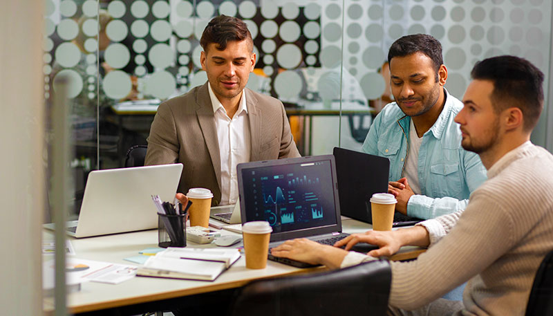 LinkedIn Sales Navigator 9 IT professionals at a conference table discussing a project.